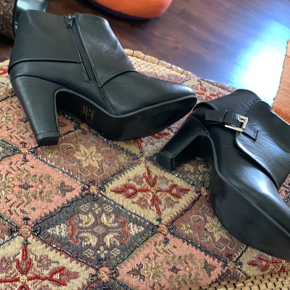 Super comfy black half boot. 7 wide - Picture 4 of 7